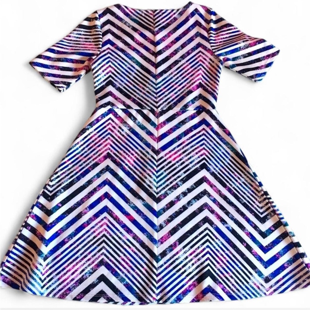 LOVE FIRE CHEVRON PRINT SHORT SLEEVE DRESS
SIZE MEDIUM